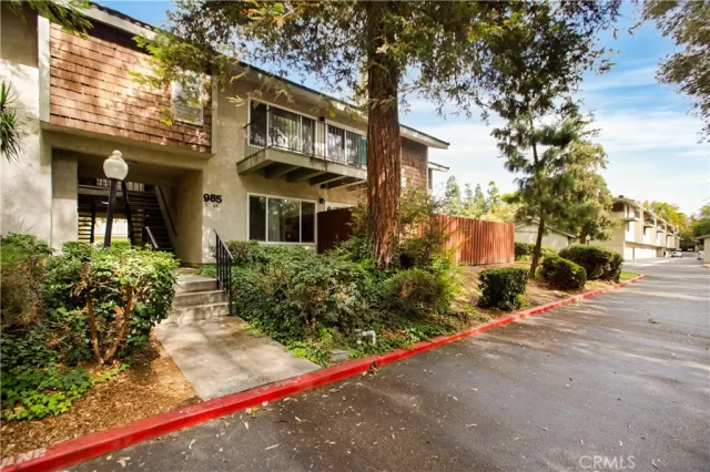 MLS: DW25236556 Condo For Sale