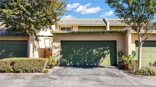 MLS: DW25246591 Condo For Sale