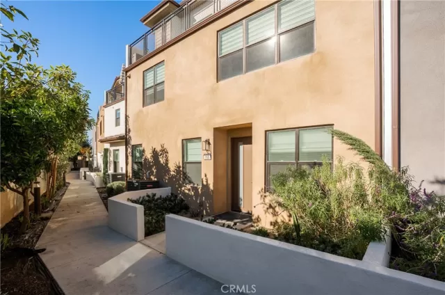 MLS: DW26009526 Condo For Sale