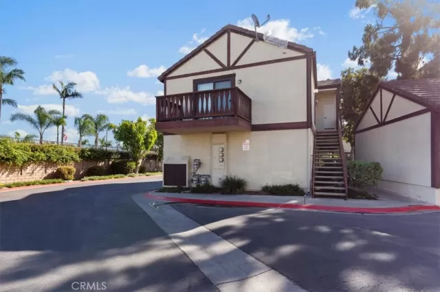 MLS: DW26056308 Condo For Sale