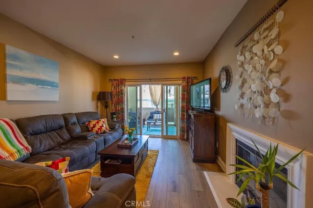 MLS: DW26073565 Condo For Sale