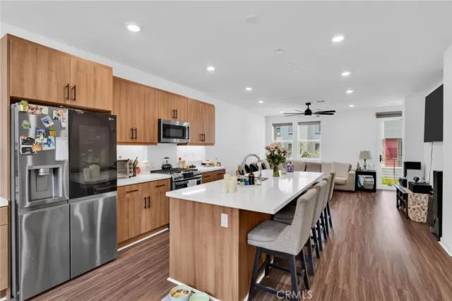 MLS: DW26085033 Condo For Sale