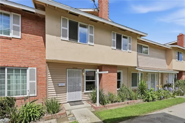 MLS: DW26088616 Condo For Sale