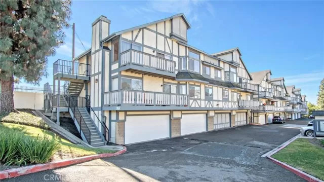 MLS: DW26103625 Condo For Sale