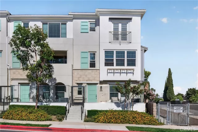 MLS: DW26109947 Condo For Sale