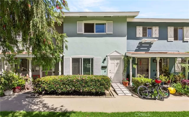 MLS: DW26118498 Condo For Sale
