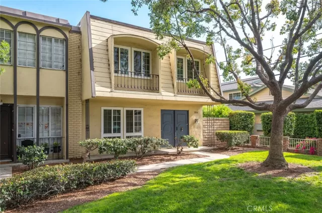MLS: DW26122232 Condo For Sale