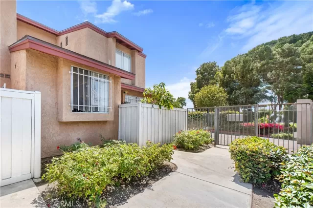MLS: DW26127632 Condo For Sale