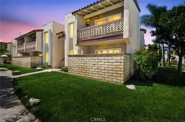 MLS: DW26135598 Condo For Sale