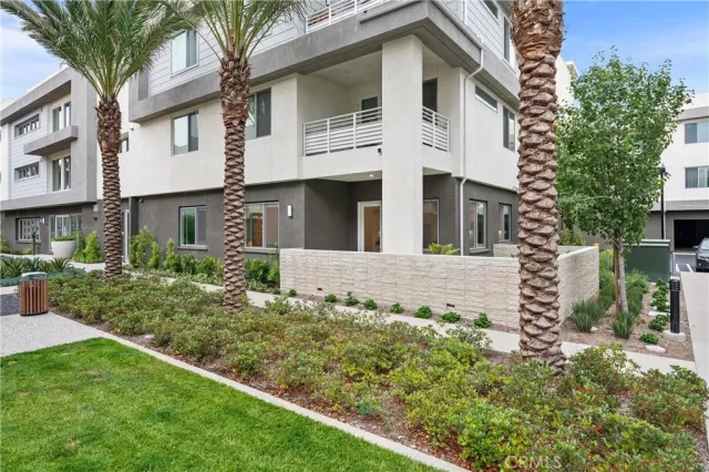 MLS: IG23104754 Condo For Sale