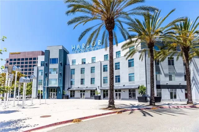 MLS: IG23136132 Condo For Sale