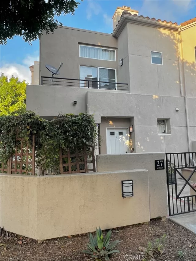 MLS: IG25045601 Condo For Sale