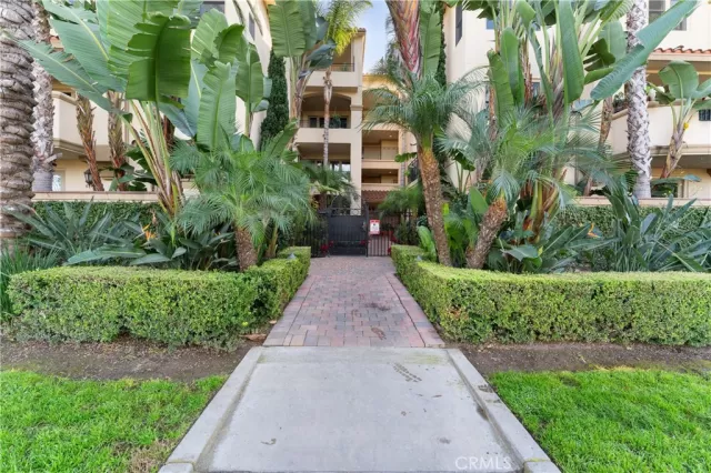 MLS: IV23221383 Condo For Sale