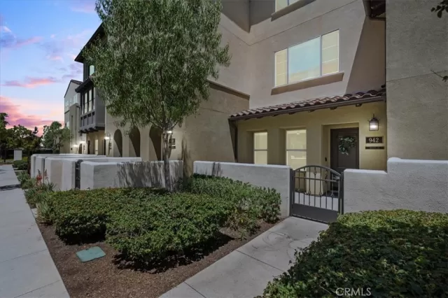 MLS: IV25158588 Condo For Sale