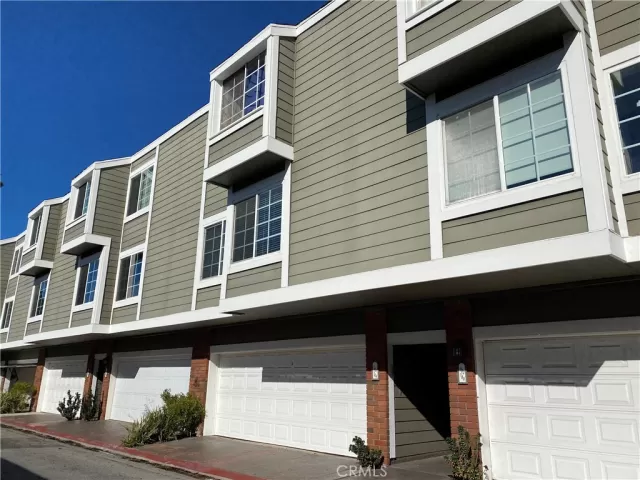 MLS: LG22247112 Condo For Sale