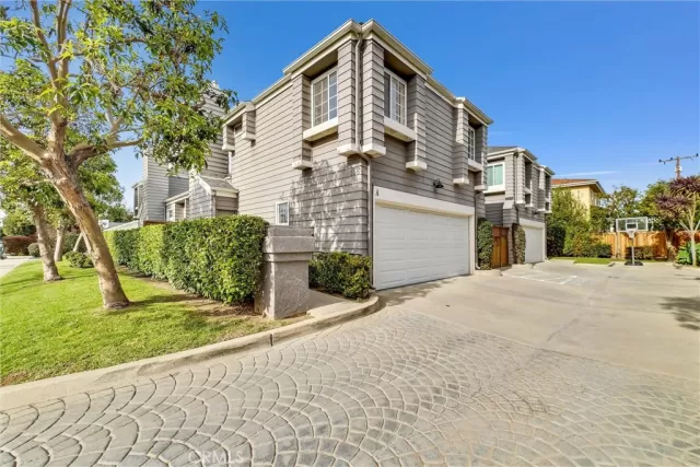 MLS: LG23019532 Condo For Sale