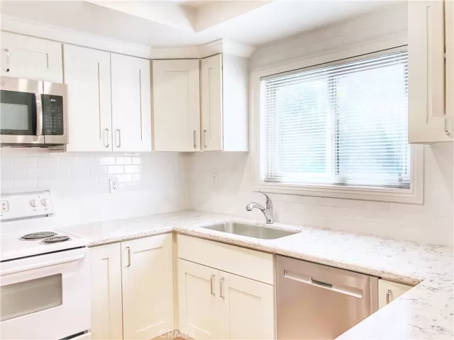 MLS: LG23040394 Condo For Sale