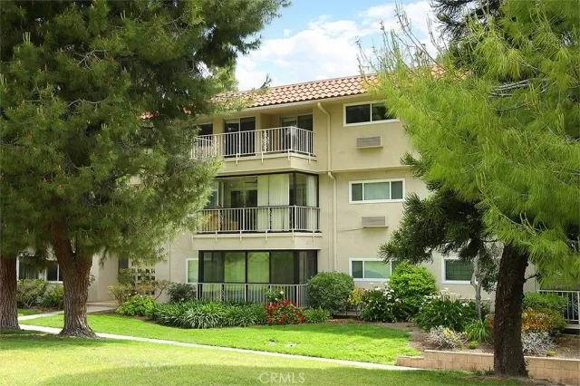 MLS: LG23085079 Condo For Sale