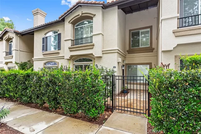 MLS: LG23120658 Condo For Sale