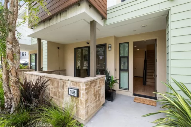 MLS: LG24053048 Condo For Sale