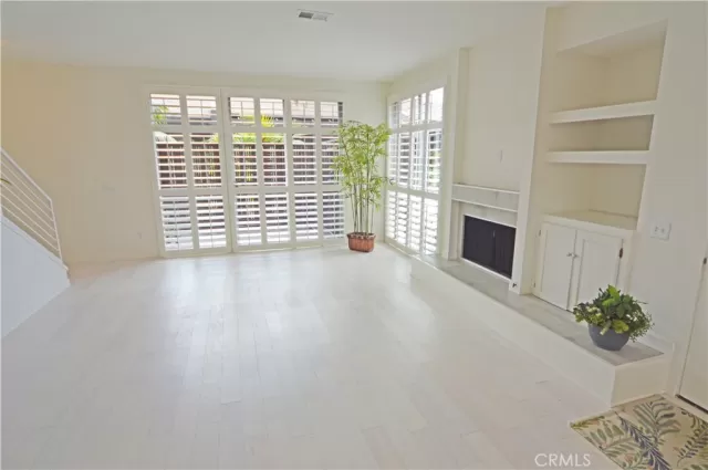 MLS: LG24185781 Condo For Sale