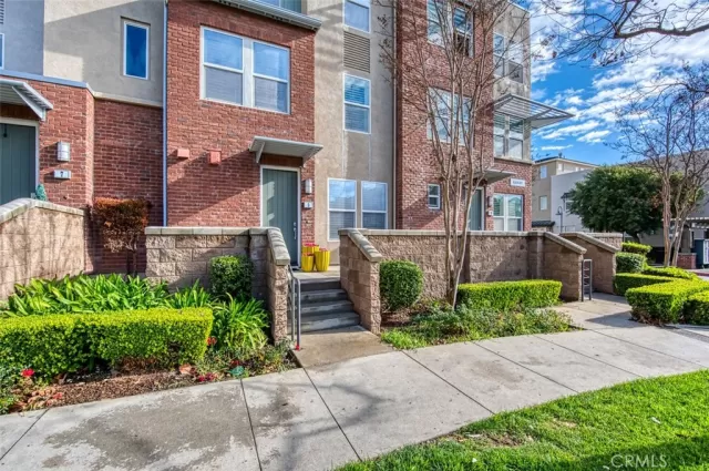 MLS: LG25012324 Condo For Sale