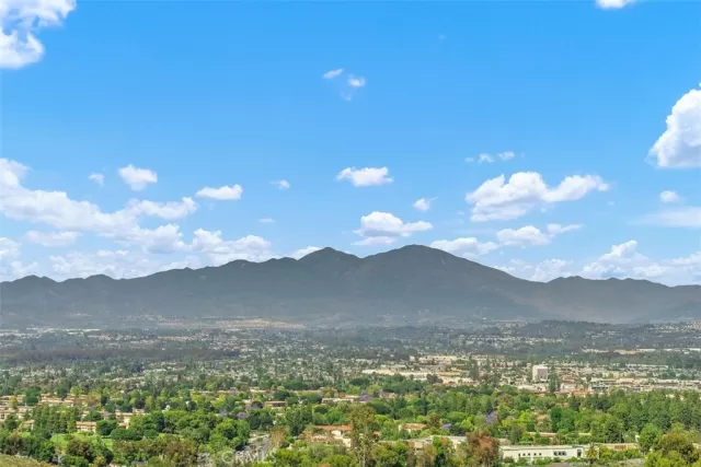 MLS: LG25122718 Condo For Sale