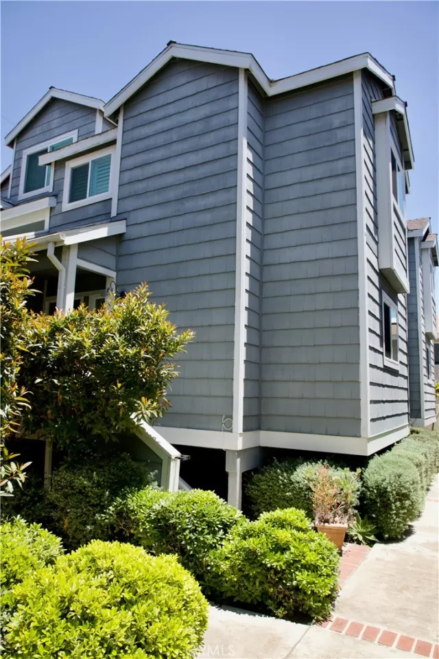 MLS: NP23131543 Condo For Sale