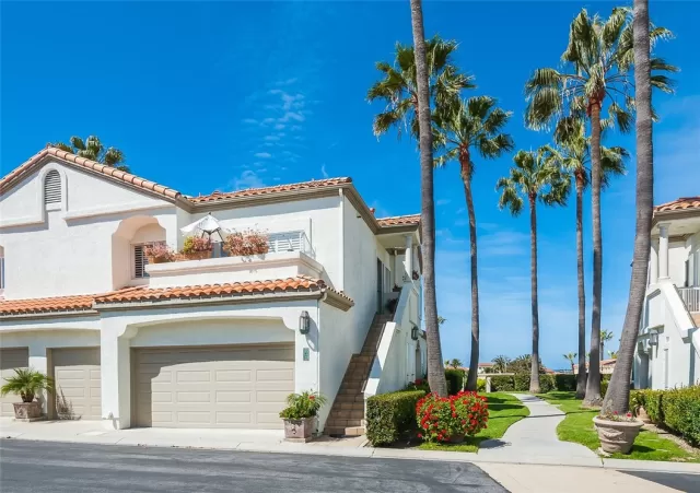 MLS: OC22008824 Condo For Sale