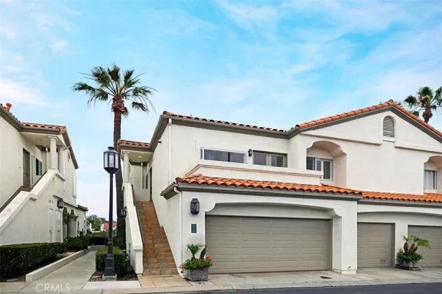 MLS: OC22107502 Condo For Sale