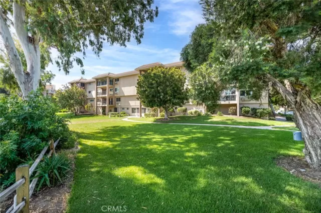 MLS: OC22156916 Condo For Sale