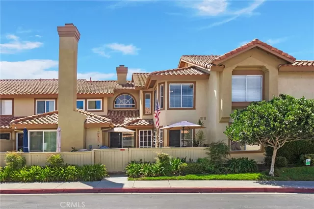 MLS: OC22172239 Condo For Sale