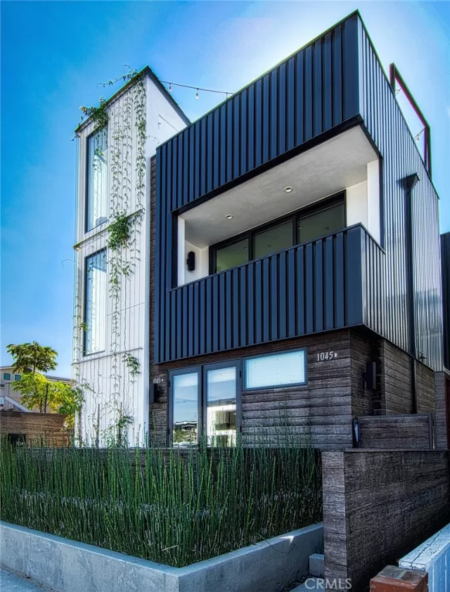 MLS: OC22180197 Condo For Sale