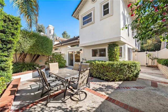 MLS: OC22182159 Condo For Sale