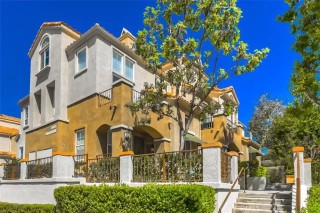 MLS: OC22182955 Condo For Sale