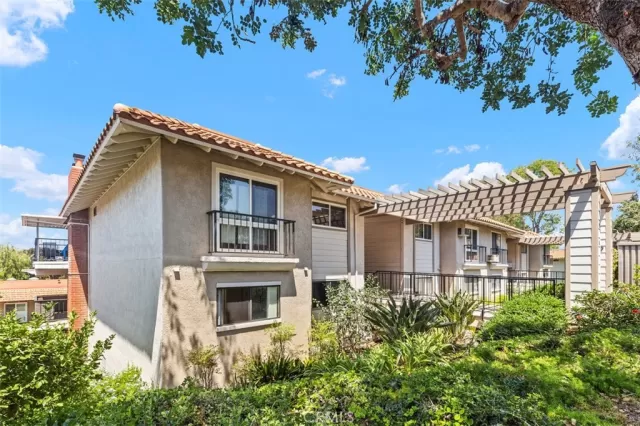 MLS: OC22186517 Condo For Sale