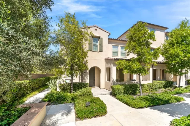 MLS: OC22192316 Condo For Sale