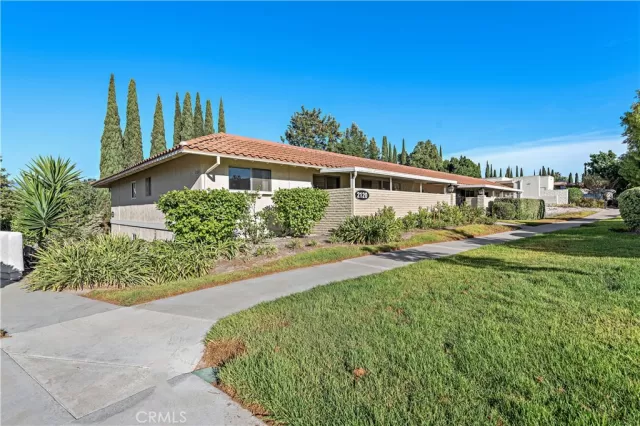 MLS: OC22208348 Condo For Sale