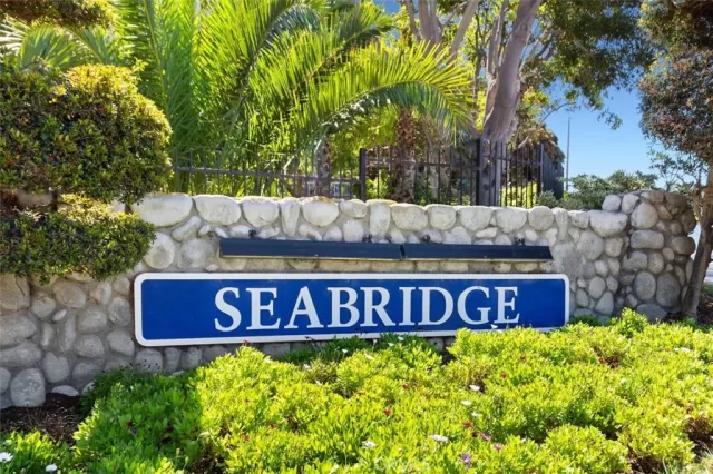 MLS: OC22210078 Condo For Sale