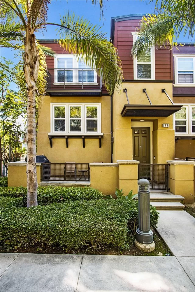 MLS: OC22213398 Condo For Sale