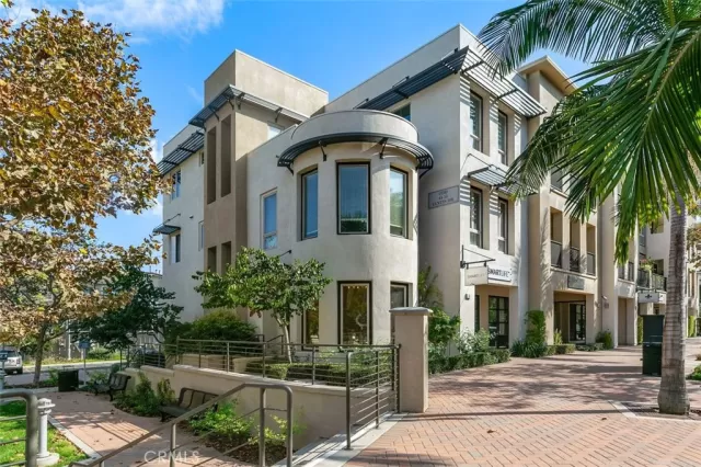 MLS: OC22216232 Condo For Sale