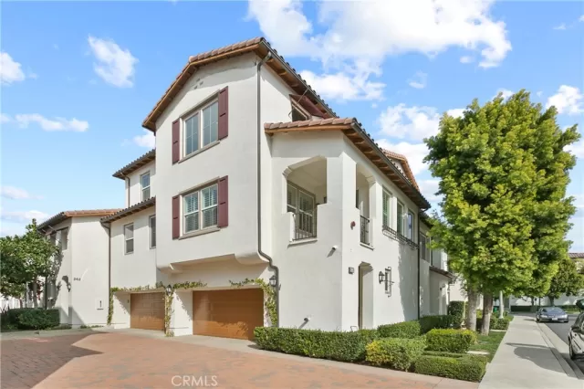 MLS: OC22218325 Condo For Sale