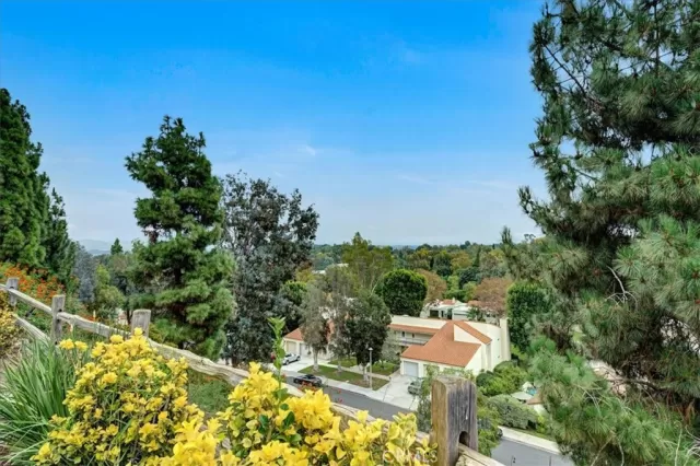 MLS: OC22226844 Condo For Sale