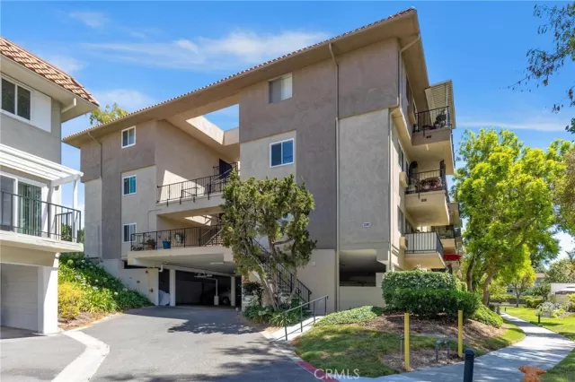 MLS: OC22227984 Condo For Sale