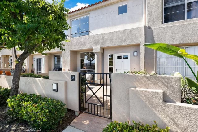 MLS: OC22229324 Condo For Sale