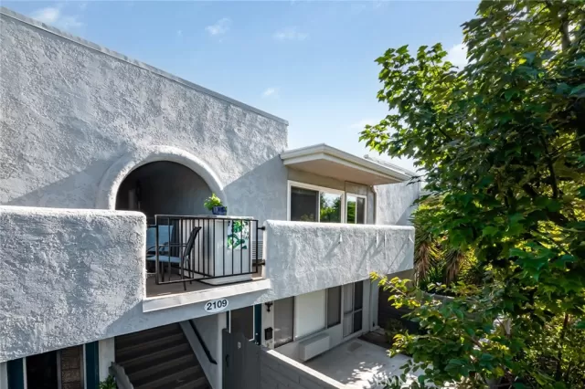 MLS: OC22232590 Condo For Sale