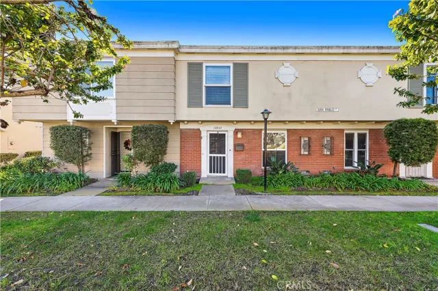 MLS: OC22238382 Condo For Sale