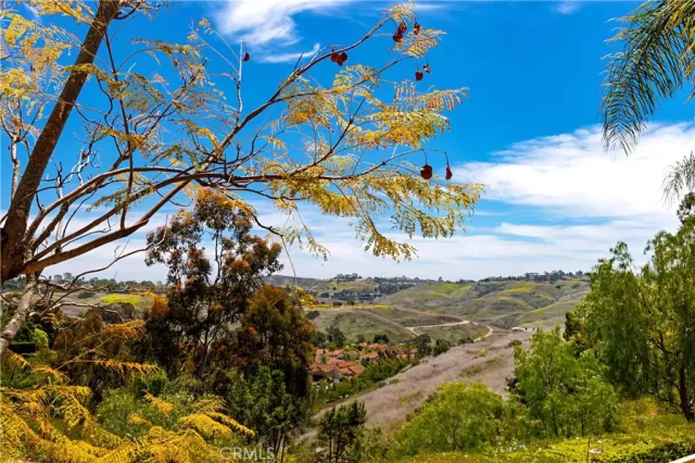 MLS: OC22240798 Condo For Sale