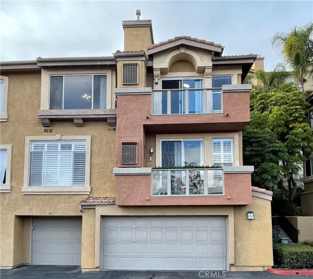 MLS: OC22241255 Condo For Sale