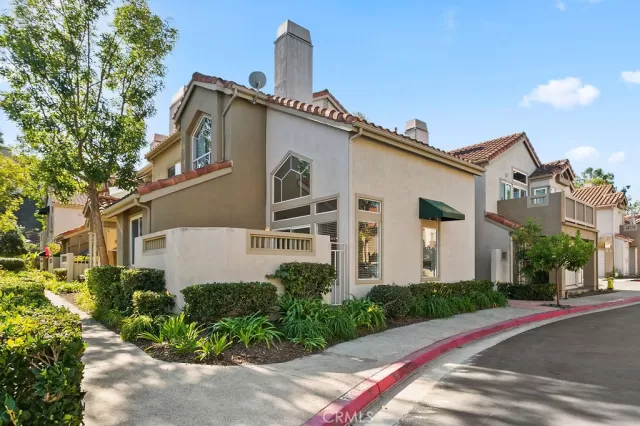 MLS: OC22241314 Condo For Sale